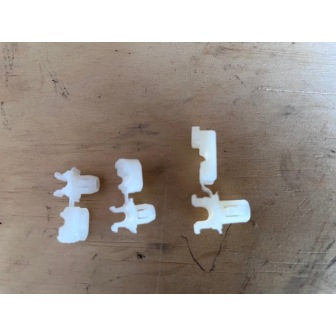 Rear door lock rod clips